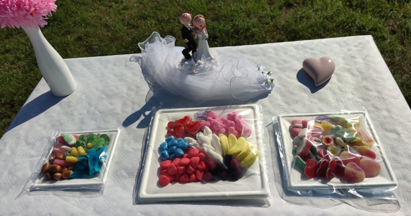 Sicher verpackt kommen die liebevoll arrangierten Süßigkeitenplatten direkt zu ihrer Hochzeit. Auspacken und genießen.